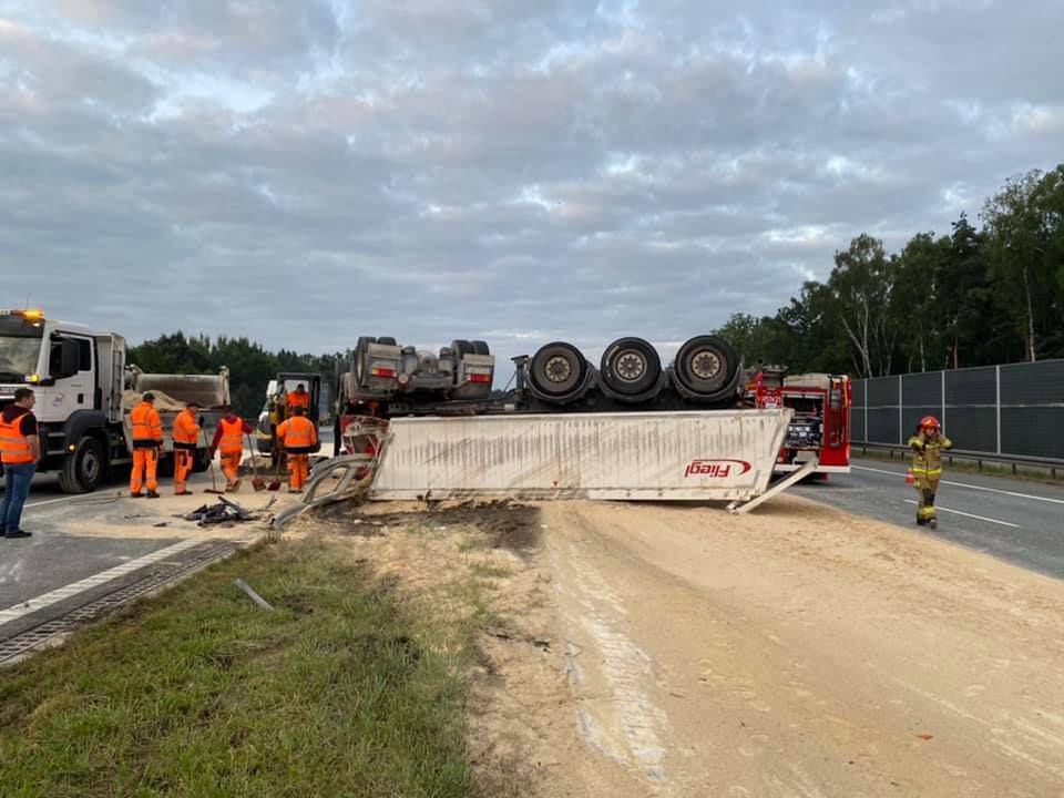 Wypadek na A1. Dachował TIR. Tony piasku na autostradzie, gigantyczne utrudnienia