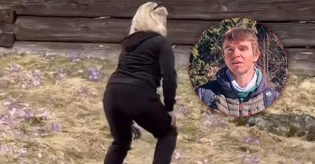 "Co roku apelujemy". Turyści kładą się na krokusach i robią sobie zdjęcia