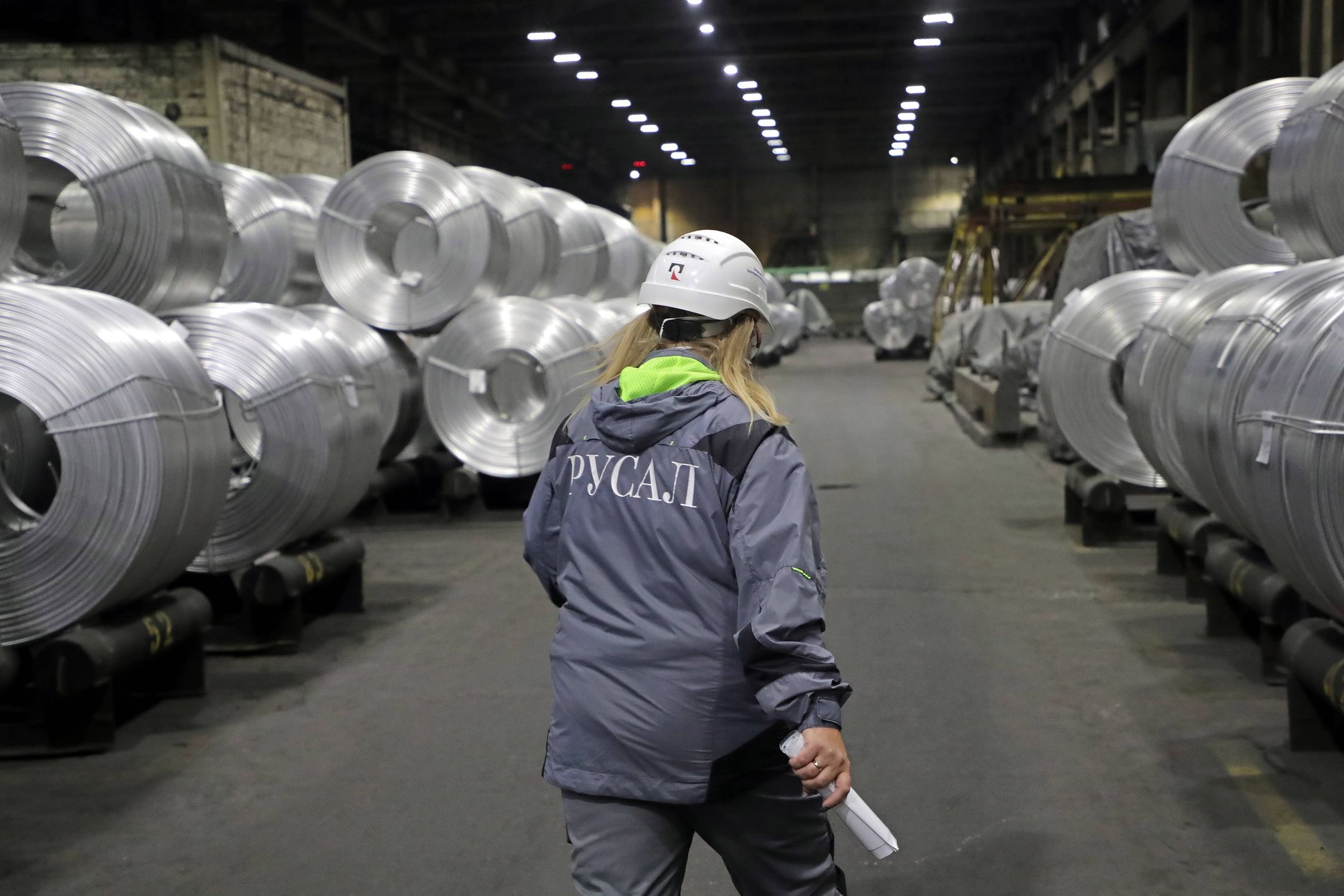  Russian green energy company holds controlling stake in one of world's largest aluminum producers
epa10210293 A woman works at the Irkutsk Aluminum Plant, part of the En+ Group, in Shelekhov, Russia, 27 September 2022. Green energy and metals company En+ Group, owned by Russian billionaire and industrialist Oleg Deripaska, holds a controlling stake in Rusal, one of the largest aluminum producers in the world.  EPA/MAXIM SHIPENKOV 
Dostawca: PAP/EPA.
MAXIM SHIPENKOV
