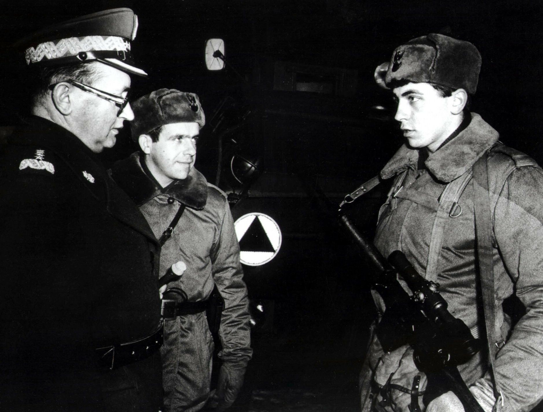 Genera? Wojciech JaruzelskiPHOTO: EAST NEWS 
General Wojciech Jaruzelski podczas rozmowy z zolnierzami z patrolu ZOMO, pilnujacego porzadku na ulicach podczas stanu wojennego, Warszawa, styczen 1982.WOJTEK LASKI