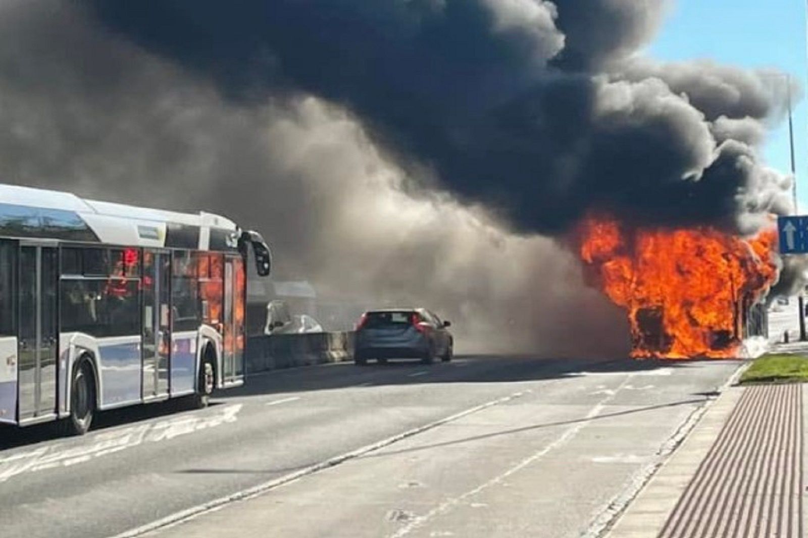 Utrudnienia w Krakowie. Pożar autobusu hybrydowego