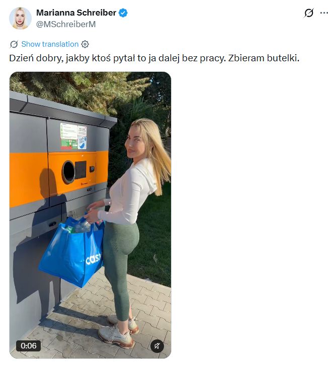 Marianna Schreiber podczas oddawania butelek