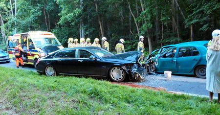 Wypadek maybacha pod Warszawą. Czołowe zderzenie ze škodą