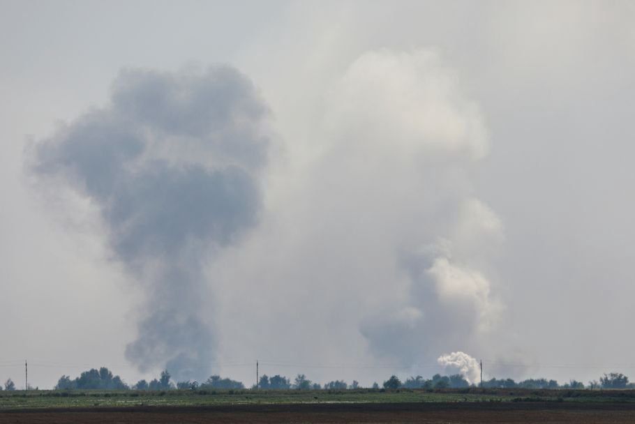 We wtorek 16 sierpnia w internecie opublikowane zostały nagrania pokazujące płonący skład amunicji na północy Krymu