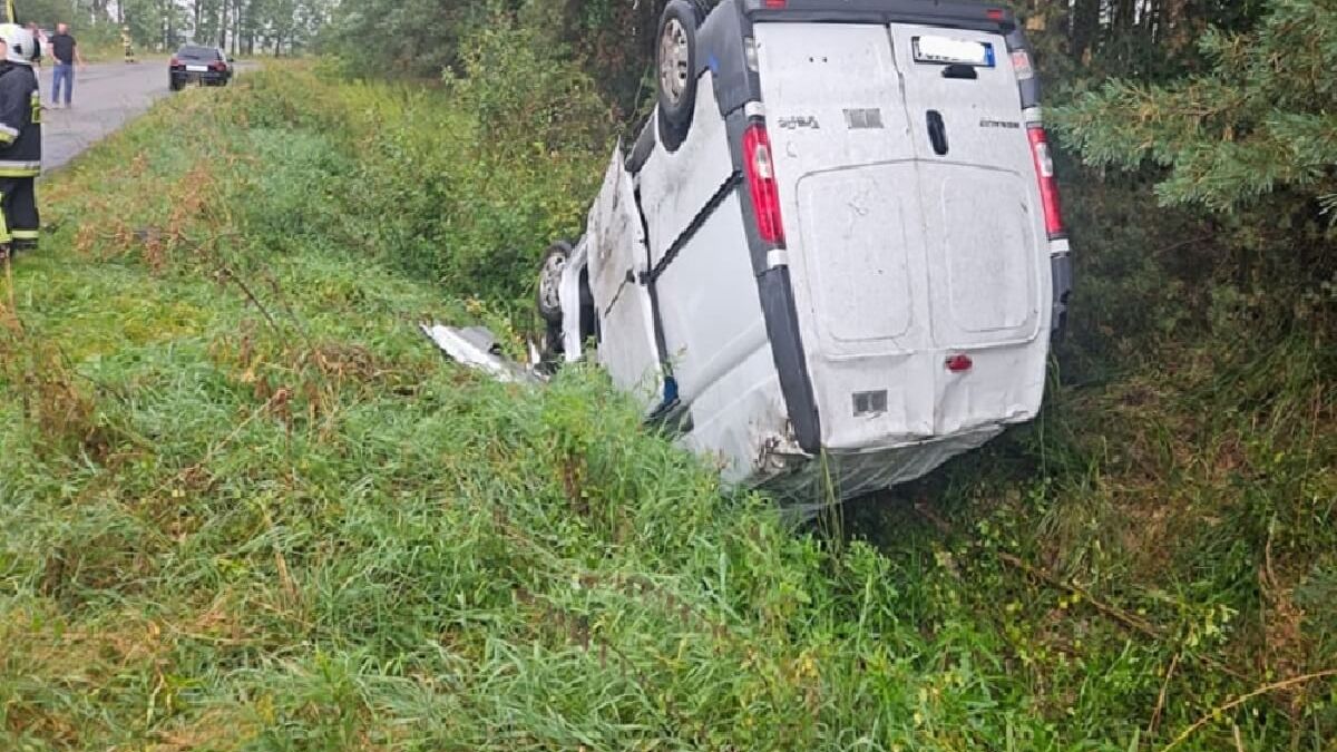 Bus wpadł do rowu i dachował