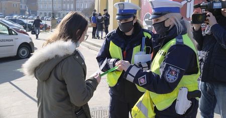 Policjanci i pracownicy WORD rozdawali przechodniom odblaski