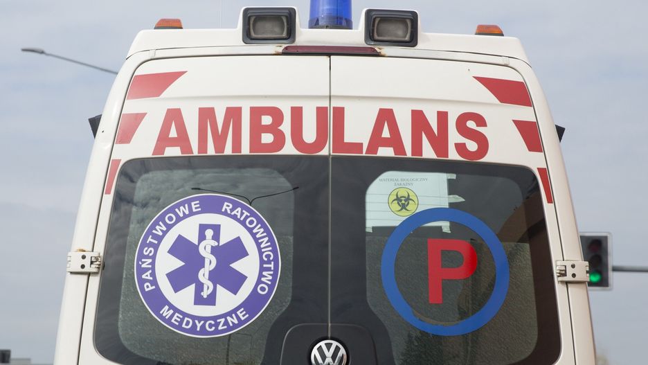 Senat. Przed budynkiem karetka pogotowia