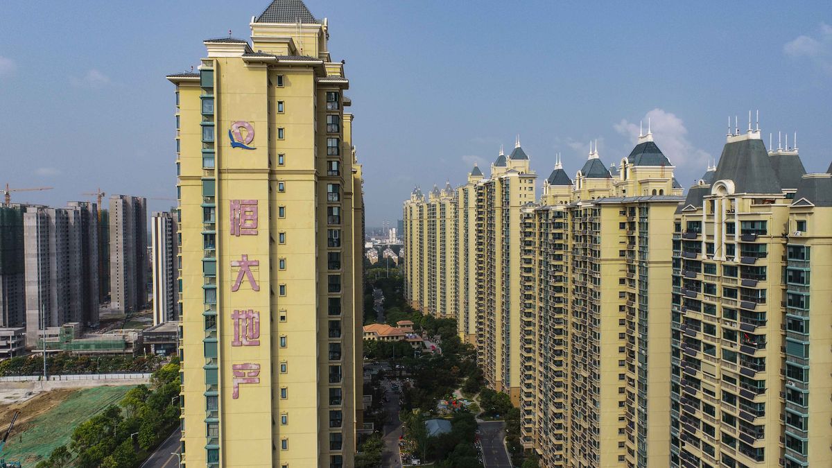 HUAI'AN, CHINA - SEPTEMBER 17, 2021 - A property developed by Evergrande Group is seen in Huai 'an, Jiangsu Province, on September 17, 2021. S&p Global Ratings downgraded China Evergrande Group and its subsidiaries to "CC" on Thursday as the company's liquidity appears to have dried up. (Photo credit should read Zhao Qirui / Costfoto/Barcroft Media via Getty Images)