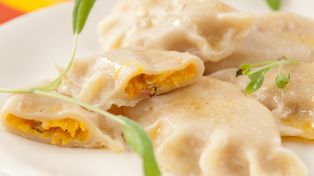 Delikatne ciasto i farsz z sezonowego warzywa. Takie pierogi jesienią zachwycą każdego