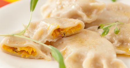 Delikatne ciasto i farsz z sezonowego warzywa. Takie pierogi jesienią zachwycą każdego