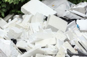 Gdzie wyrzucić styropian? Wiele osób popełnia błąd