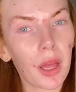 Tiktokerka pokazuje, jak zmienia się za pomocą makijażu. Fani nie wierzą, że to ta sama osoba