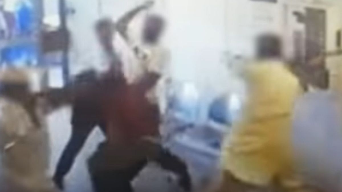 Chciał, żeby założyli maseczki.