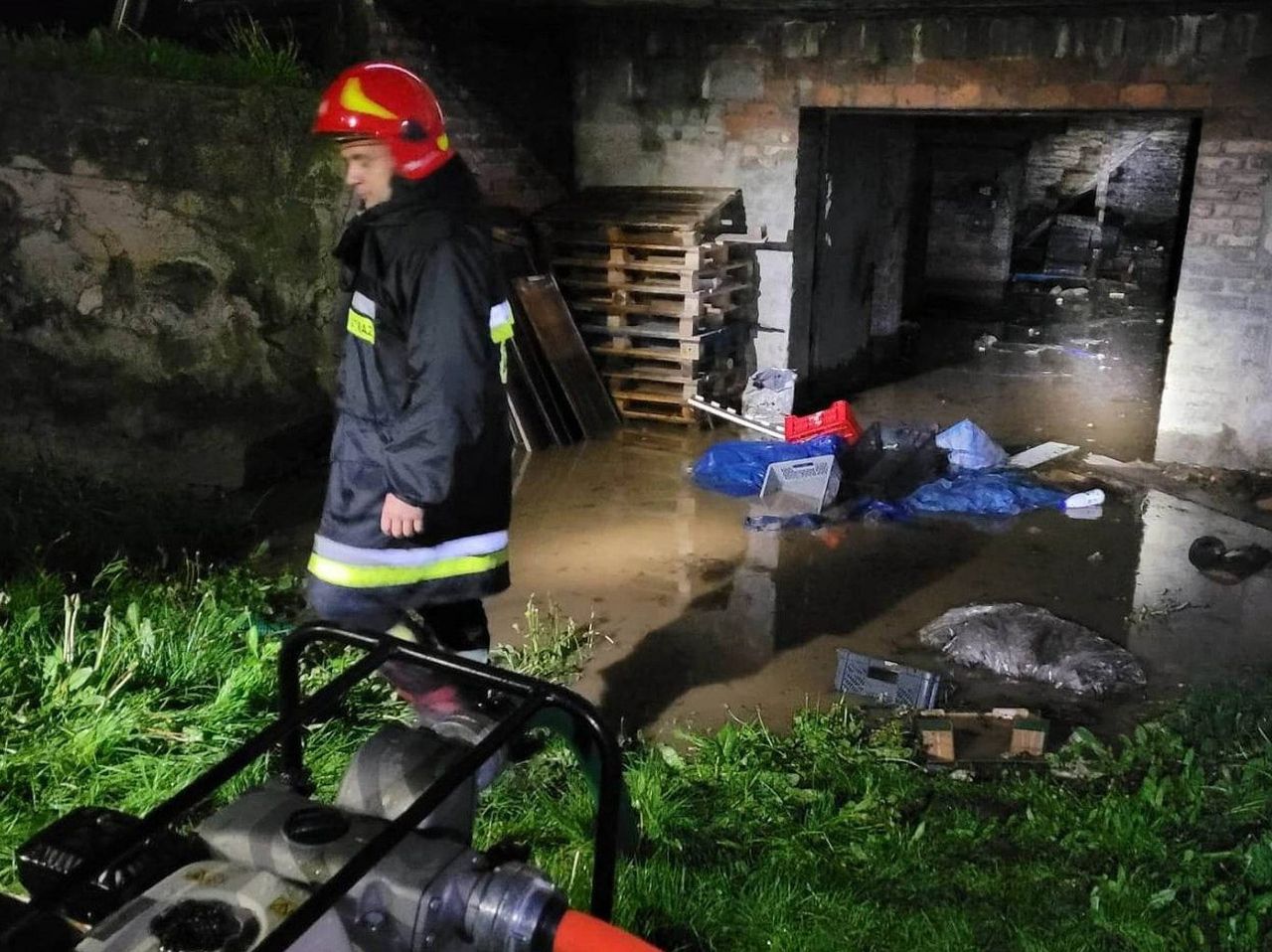 Intensywne opady deszczu doprowadziły do zalań i kilkudziesięciu podtopień