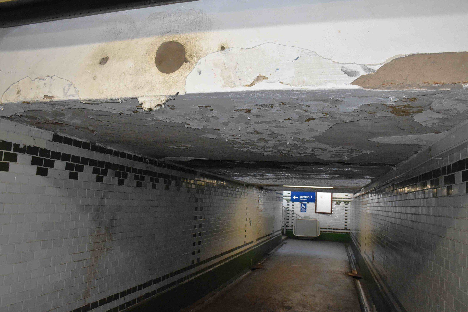 Groźna sytuacja na inowrocławskim dworcu. Z sufitu w przejściu podziemnych odpadł płat tynku