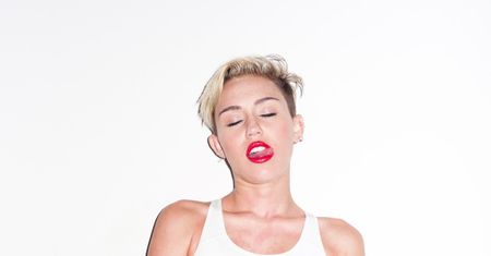 Miley DOTYKA SIĘ po kroczu!