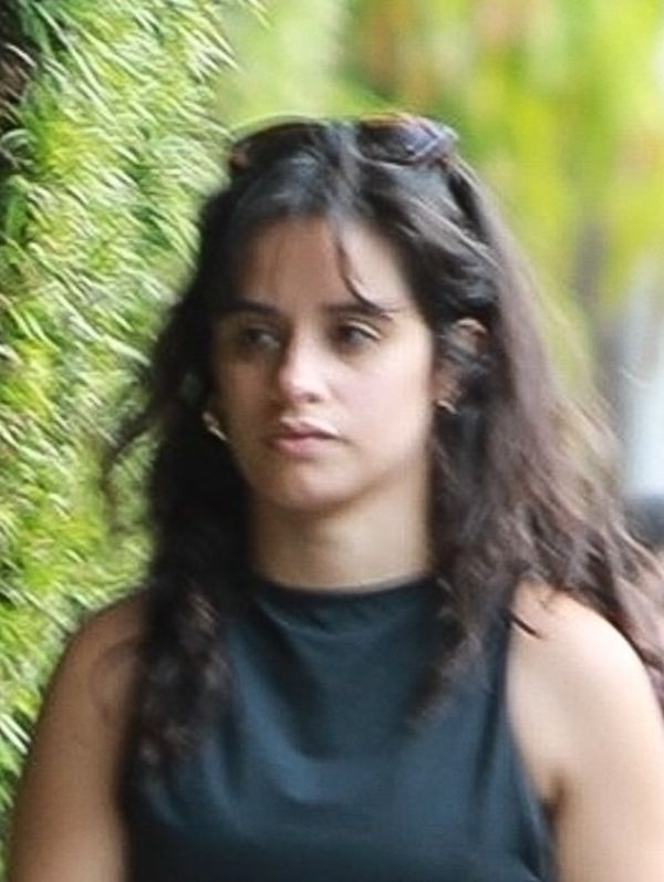 Smutna Camila Cabello na spacerze z rodziną