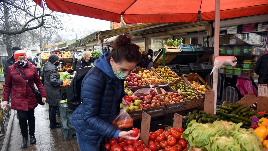 Targowisko przy ulicy Wodnej w Lodzi.
Lodz, 17.04.2021. Targowisko Wodny Rynek przy ulicy Wodnej w Lodzi. Kupic tu mozna prawie wszystko, jednak przede wszystkim warzywa, owoce i inne produkty spozywcze.,Image: 606478592, License: Rights-managed, Restrictions: , Model Release: no, Credit line: Bartosz Ksiezak / Forum
Bartosz Ksiezak / Forum
Lodz, centum, ulica, eko, ekologia, tar, targowisko, rynek, zakupy, warzywa, owoce, sprzedawcy, rolnicy, jajka, pomidory, produkty rolne, Wodna, Targowa, Nawrot, bazar, market, turystyka, category_code_tour