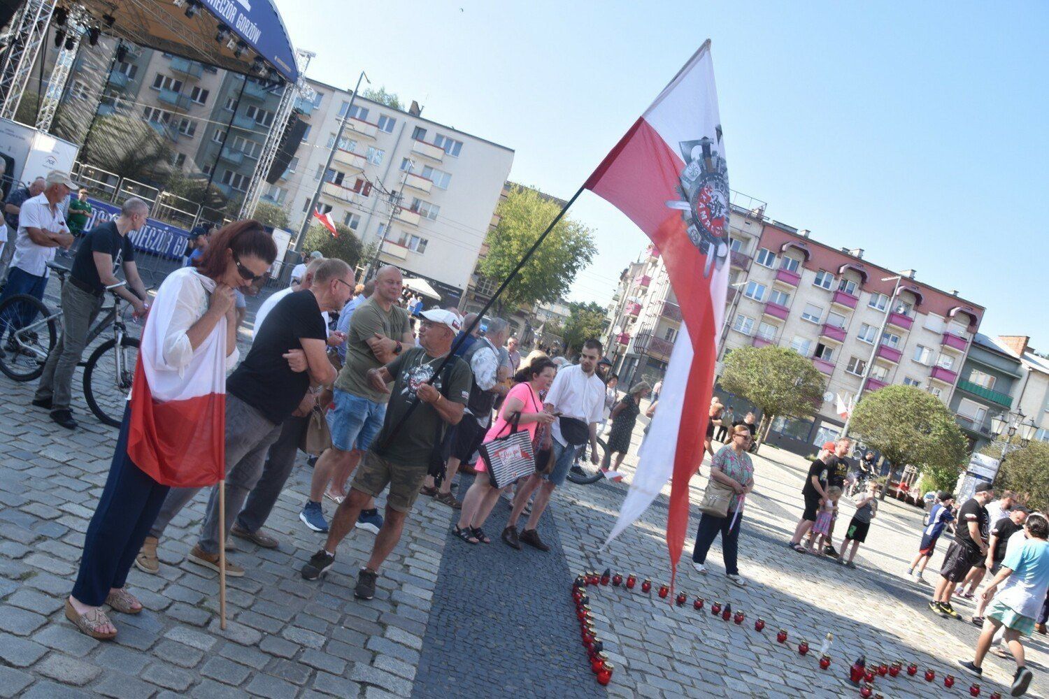 W zeszłym roku 1 sierpnia o 17.00 na Starym Rynku było około sto osób.