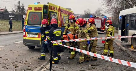 Groźny wypadek w Jastrzębiu-Zdroju. Autobus uderzył w drzewo