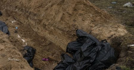 Postrzelili go w głowę i wrzucili między zwłoki braci. Cudem uszedł z życiem