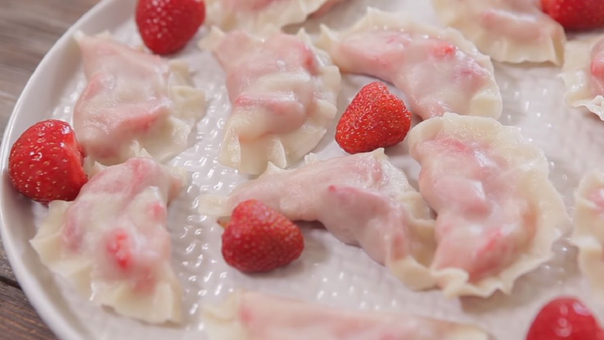 Pierogi z truskawkami to idealny pomysł na sycący i smaczny obiad. Świetnie sprawdzi się na cieplejsze dni