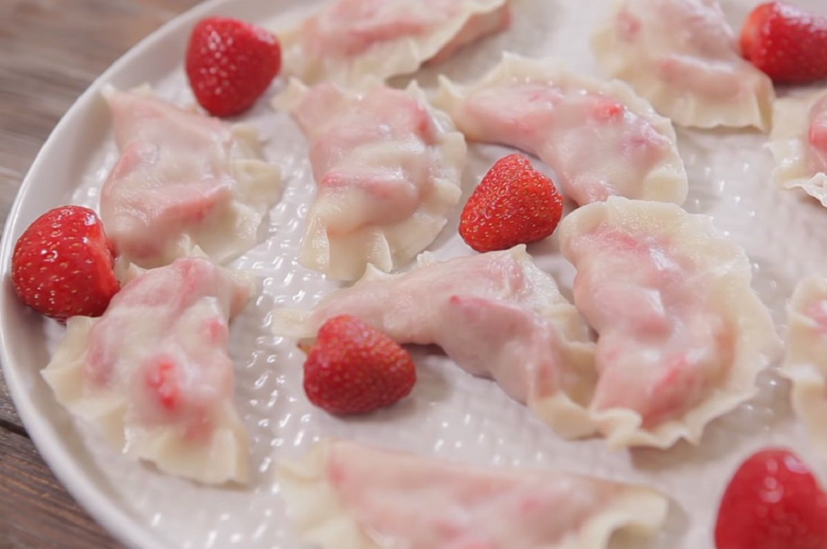 Prosty przepis na pierogi z truskawkami. Idealny obiad na cieplejsze dni