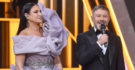 Kayah i Andrzej Piaseczny prowadzą festiwal w Opolu. Widzowie bezlitośni: "TRAGEDIA! Nie było nikogo lepszego?"