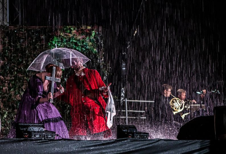 Marcin Hutek (Don Giovanni) i Agnieszka Grala (Donna Elwira) podczas plenerowego wystawienia „Don Giovanniego w Nieborowie © materiały archiwalne Organizatorów