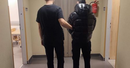 18-latek ukradł telefon i szantażował jego właścicielkę