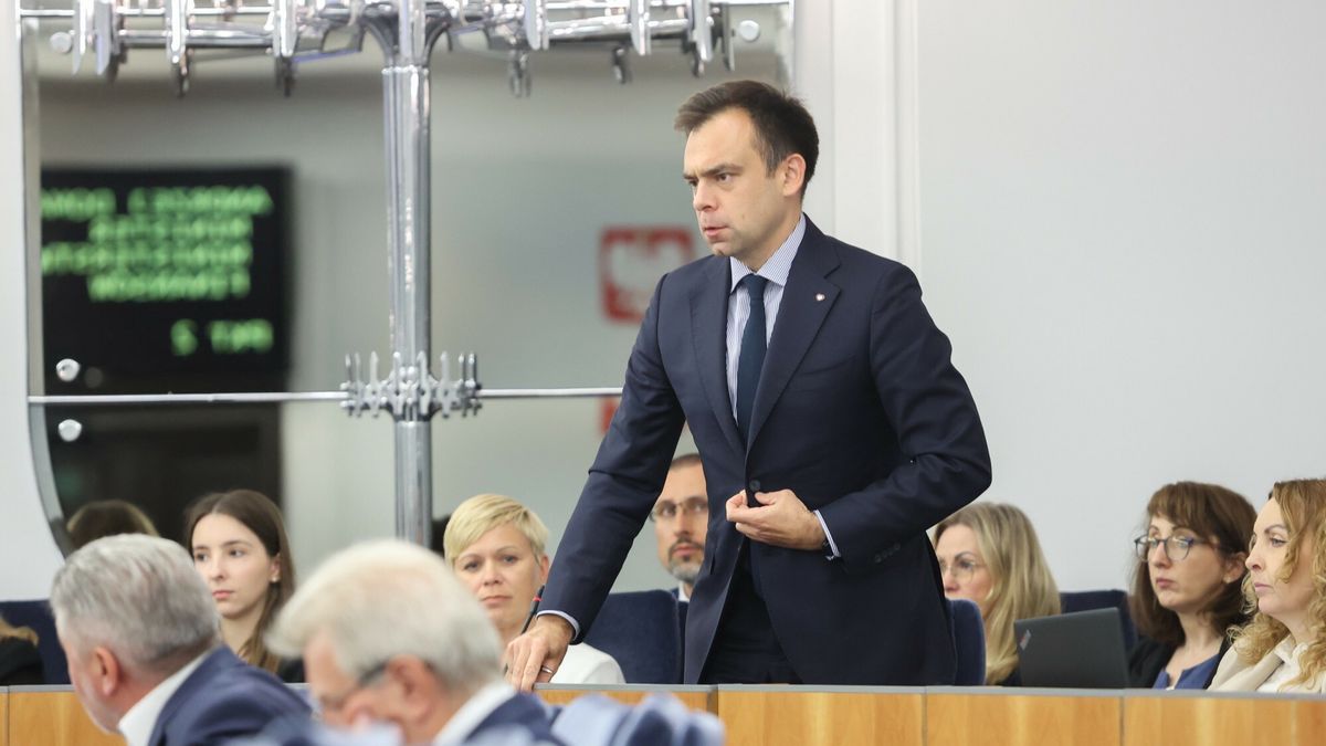 Będą większe podwyżki dla budżetówki. Minister składa deklarację