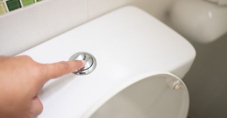 Nie wyrzucaj, tylko włóż do spłuczki. Rachunki za wodę zmaleją