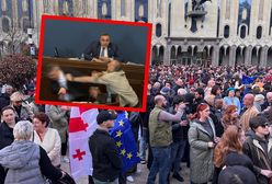 Uderzył go, gdy przemawiał. Gruzini nie chcą "rosyjskiego prawa"