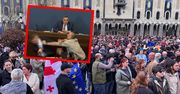 Uderzył go, gdy przemawiał. Gruzini nie chcą "rosyjskiego prawa"