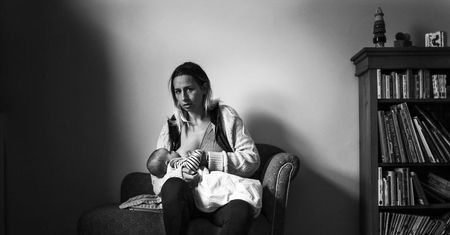 Suzie Blake zaprezentowała emocjonalne portrety karmiących mam