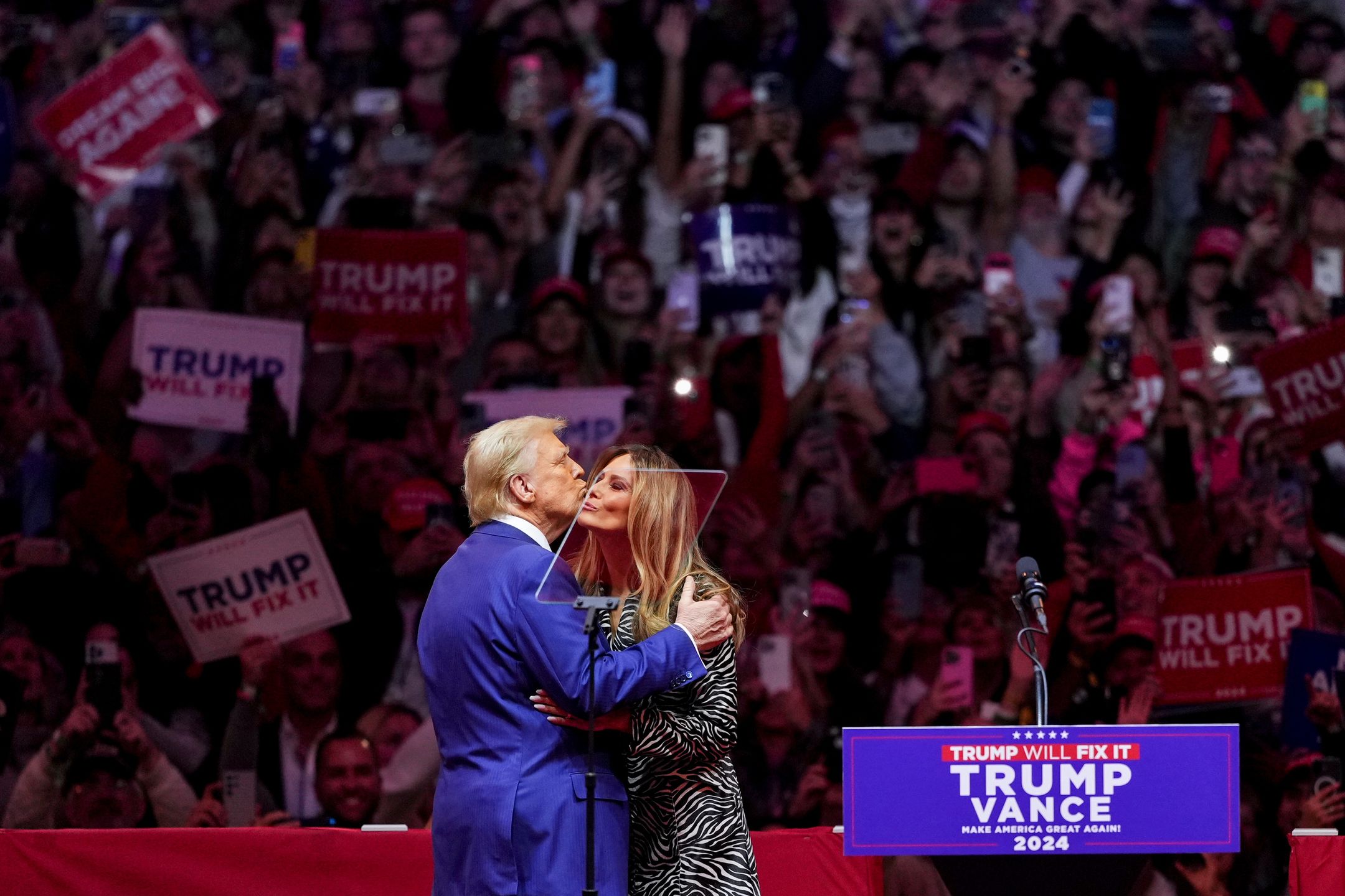 Czułości Trumpów na wiecu