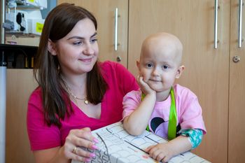 Klinika Onkohematologii Dziecięcej w Rzeszowie działa już 10 lat. Prezenty dla pacjentów od Caritas