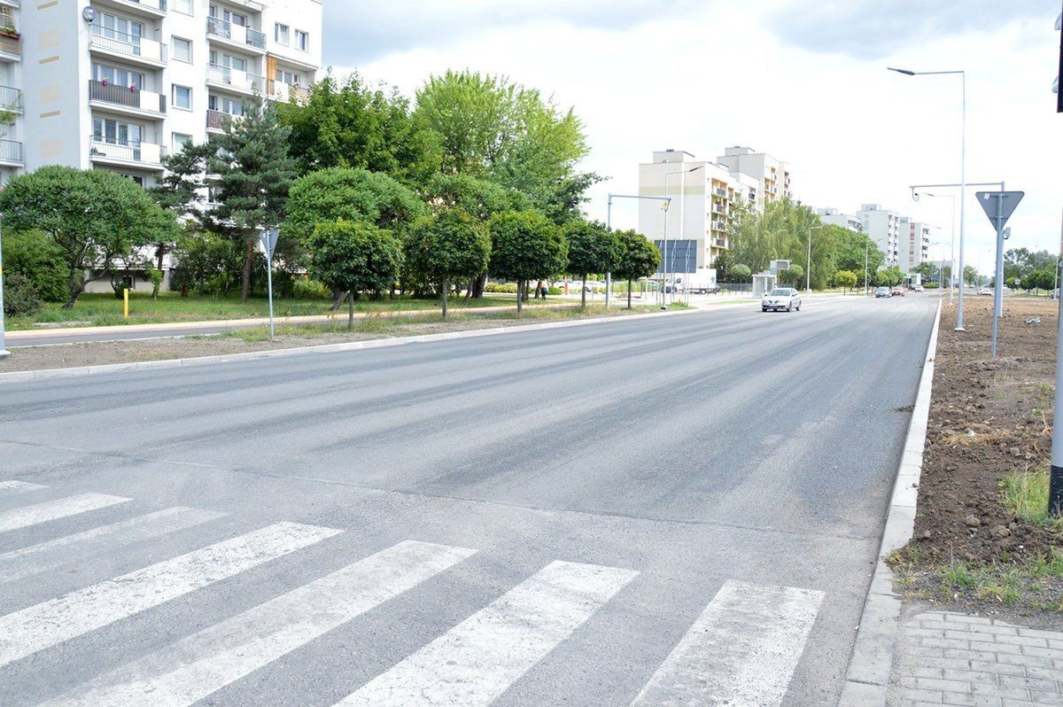 Zakres prac obejmował wykonanie nowych warstw konstrukcyjnych jezdni z kanalizacją deszczową
