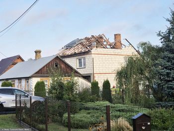 Uszkodzony dom w Wyrykach. Media: spadła na niego rakieta, nie dron