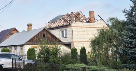 Uszkodzony dom w Wyrykach. Media: spadła na niego rakieta, nie dron