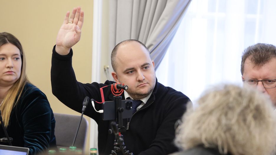 Warszawa, 28.12.2023. Poseł PiS Dariusz Matecki (C) podczas posiedzenia sejmowej Komisji Kultury i Środków Przekazu w Sejmie w Warszawie, 28 bm. Komisja zajmuje się zaopiniowaniem dla Komisji Finansów Publicznych rządowego projektu ustawy budżetowej na rok 2024. (sko) PAP/Tomasz Gzell