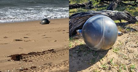 Kule spadły z nieba. Potem zamknęli plażę w Australii