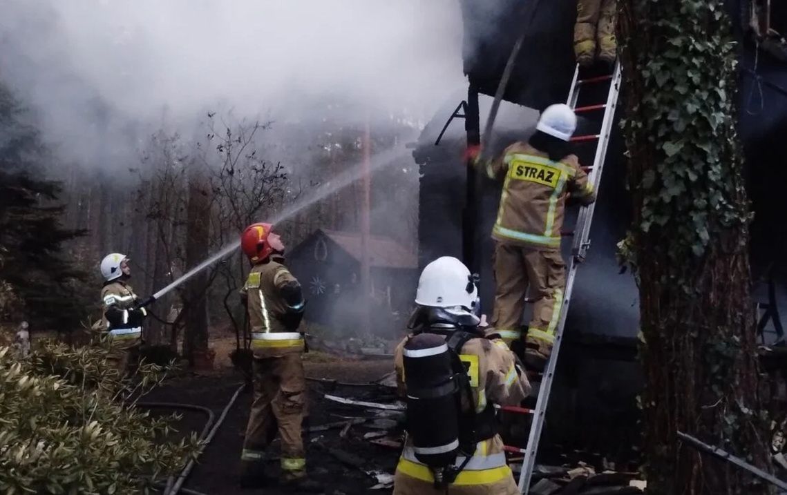 Pożar domku letniskowego. Wydobyli ciała z pogorzeliska