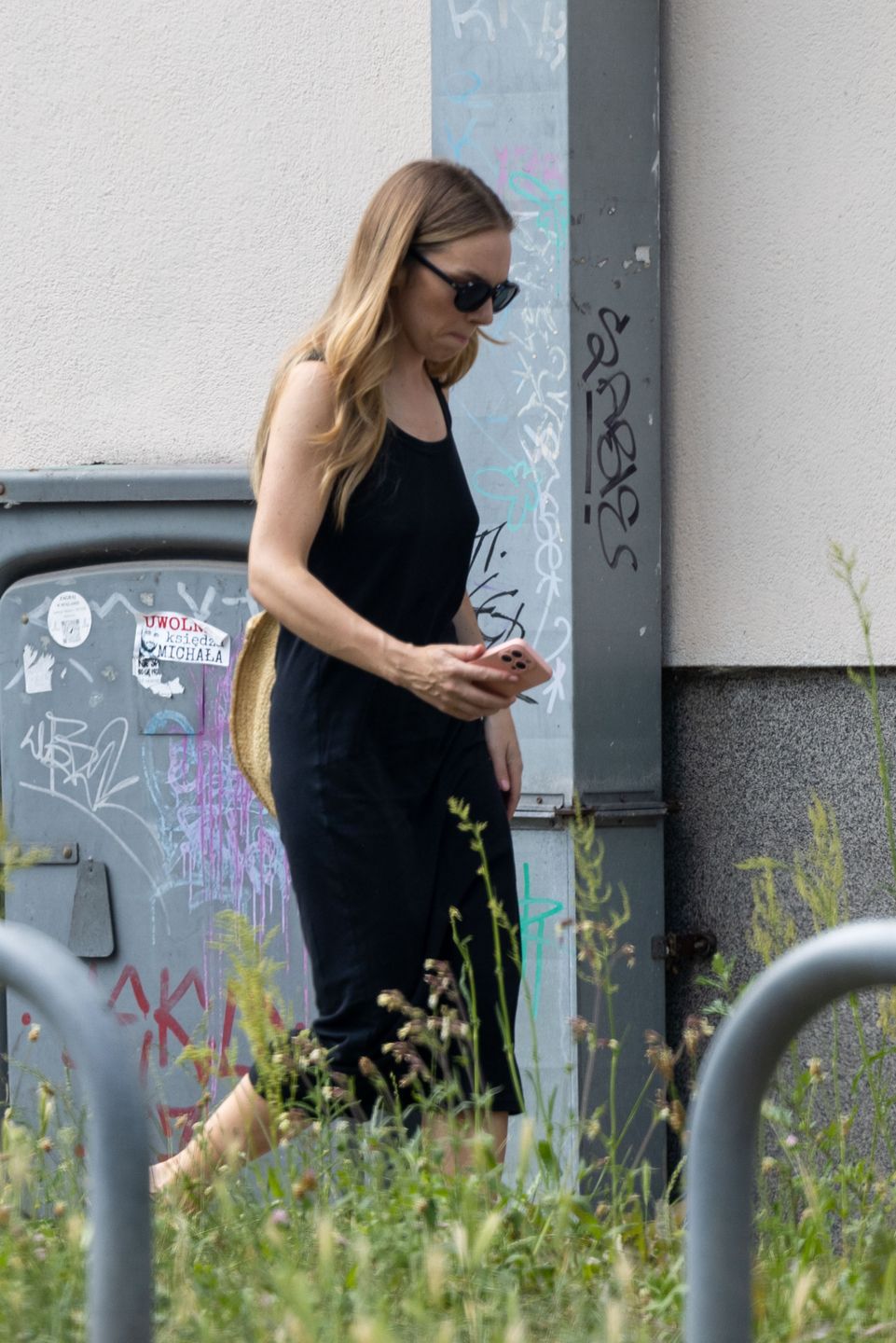 Hanna Turnau spaceruje po Warszawie