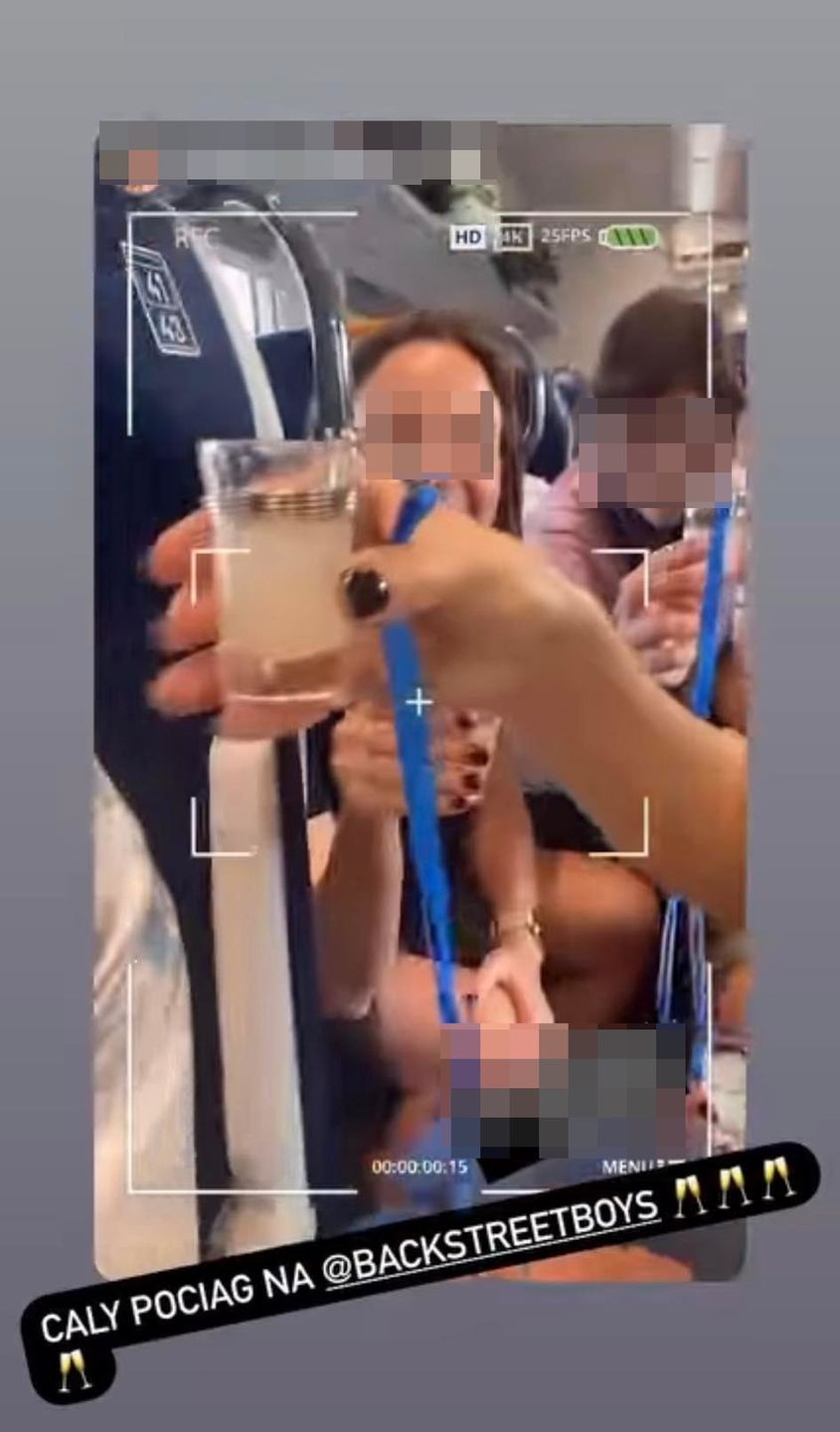 Izabela Macudzińska z koleżankami w pociągu