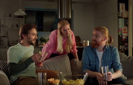 Nowe reklamy Żabki dzieją się w domu (wideo)