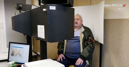 Bytom. Zaatakował siekierą i tasakiem rodzinę oraz policjantów. Odpowie za usiłowanie zabójstwa