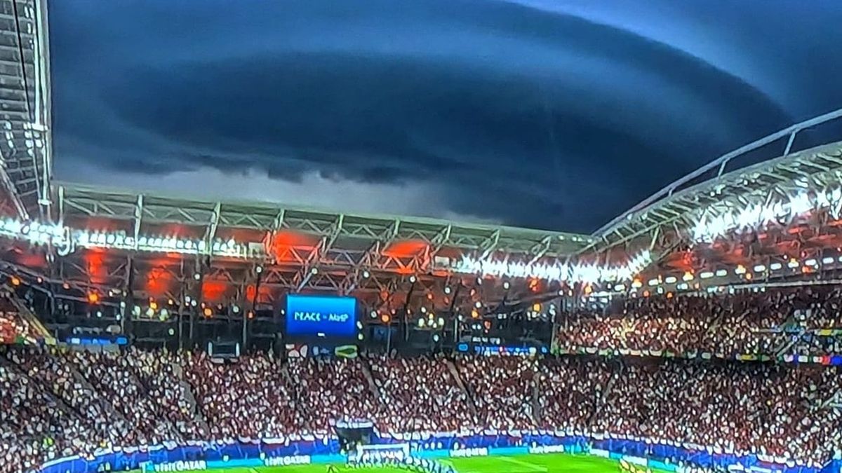 Chmury burzowe nad stadionem w Lipsku