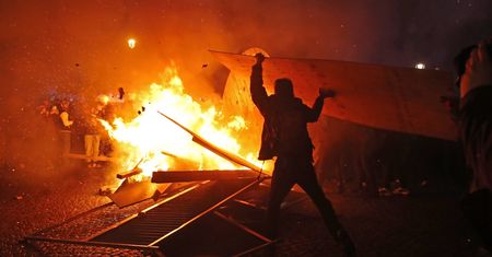 Dantejskie sceny we Francji. Paryż znów zapłonął