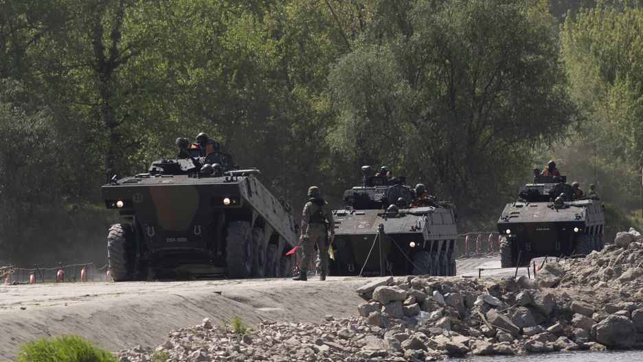 13.05.2022. Okolice Deblina. Cwiczenia wojsk NATO pk. Defender- Europe 2022. Zolnierze z Polski, USA, Szwecji i Francji podczas przeprawy przez Wisle.